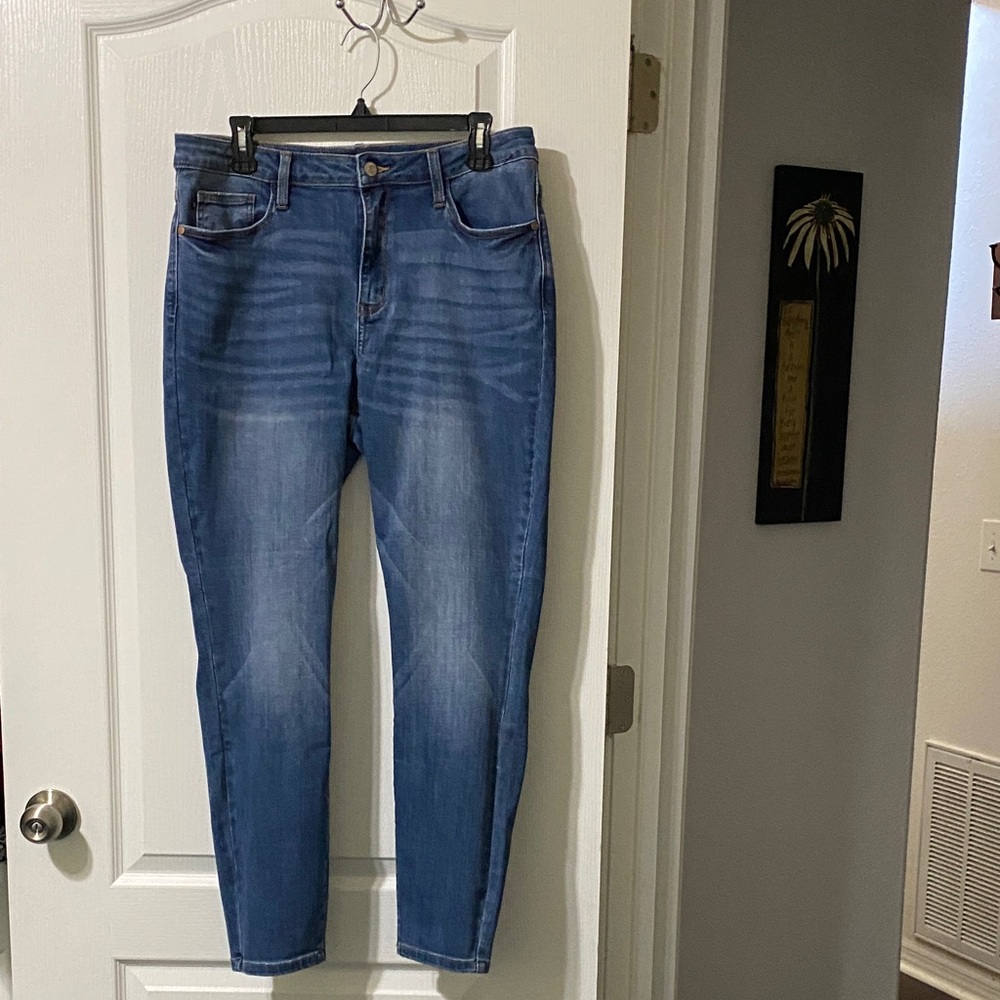 Judy Blue Mid-Wash Ankle Jeans